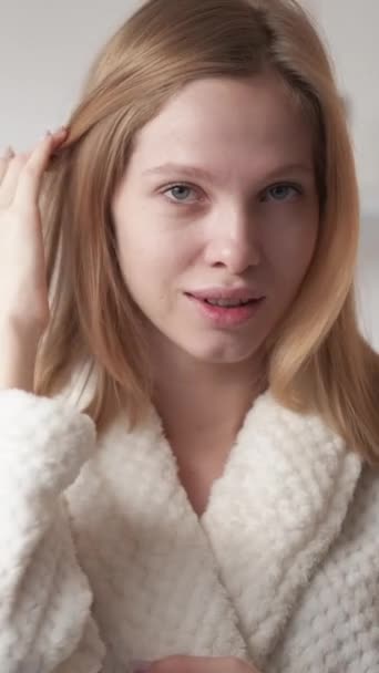 Vertikales Video Naturschönheit Morgenroutine Hautpflege Wellness Zufriedene Selbstbewusste Blonde Frau — Stockvideo
