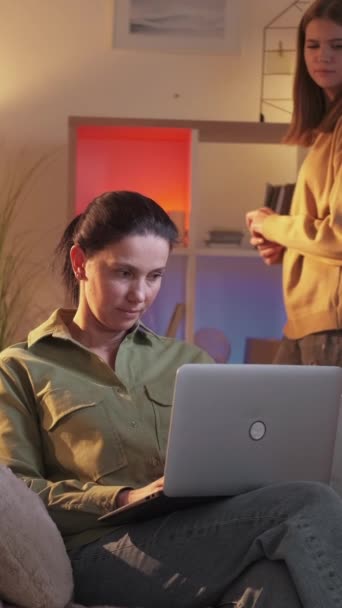 Video Vertikal Online Menggunakan Internet Surfing Putri Penasaran Melihat Laptop — Stok Video