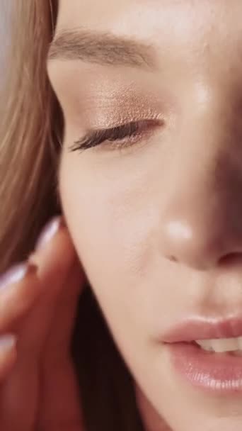 Vertikal Video Frisk Hud Ansiktets Kosmetologi Ung Vacker Leende Kvinna — Stockvideo