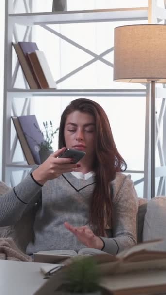 Vertikales Video Bildung Hause Studentin Mobiltechnologie Smart Frau Sitzt Sofa — Stockvideo
