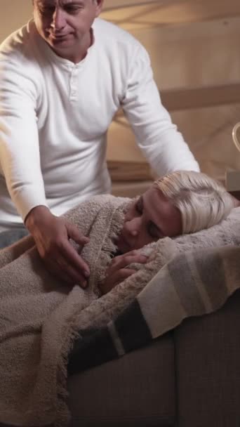 Dikey Video Uyku Vakti Kanepe Boğuluyor Sevgili Koca Uyuyan Kadını — Stok video