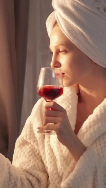 Verticale Video Ochtendwijn Spa Drankje Luxe Levensstijl Zelfverzekerde Vrouw Met — Stockvideo