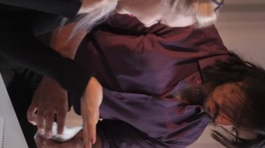 Dikey video. Zengin koca para hediyesi. Finansal destek. Aile bütçesi. Mutlu eş, kendinden emin zengin bir adamdan 100 dolar nakit para saymaktan zevk alıyor..