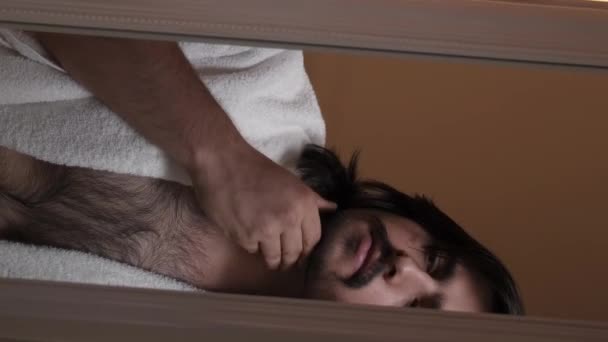 Vídeo Vertical Homem Preparar Cuidado Com Barba Beleza Masculina Pensivo — Vídeo de Stock
