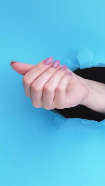 Vertikales Video Geldgeste Bezahlzeichen Weibliche Hand Bittet Bargeld Durchbruchsloch Auf — Stockvideo