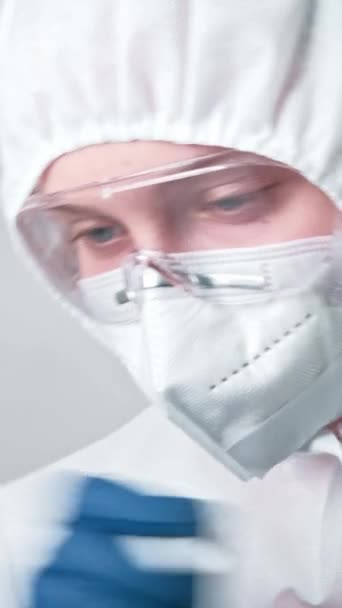 Vídeo Vertical Virologista Saúde Documentação Hospital Mulher Médica Terno Branco — Vídeo de Stock