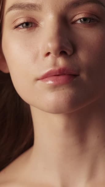Vídeo Vertical Cuidado Feminino Pele Limpa Cosmetologia Orgânica Feliz Sorrindo — Vídeo de Stock