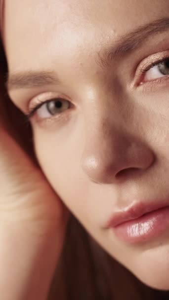 Vídeo Vertical Cosmetología Facial Cuidado Piel Del Spa Feliz Satisfecha — Vídeos de Stock