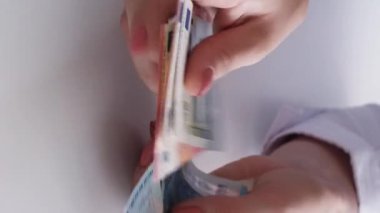 Dikey video. Nakit kredi. Para fonu. Finansal hesap. Ekonomi bütçesi. Avro kağıt banknotları kadın eli sayıyor..