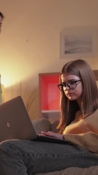 Вертикальне Відео Пристрасть Ноутбуків Час Інтернету Мама Просить Підліткову Дочку — стокове відео