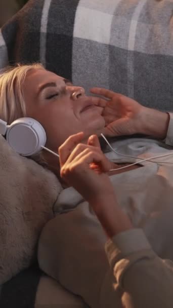 Vídeo Vertical Disfrutando Música Audioocio Alegre Mujer Descanso Casa Que — Vídeo de stock
