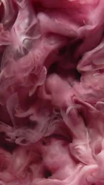 垂直ビデオ 水を塗れ カラー蒸気雲 オープン効果 水中ピンク白色顔料煙の流れ黒抽象アートの背景に動き — ストック動画
