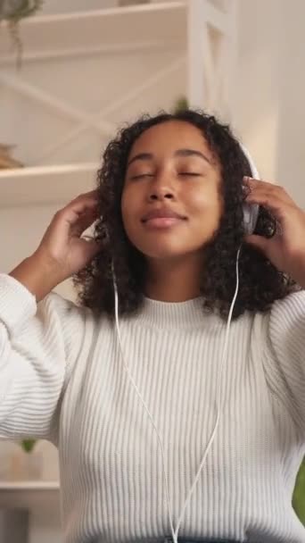Dikey Video Müzik Keyfi Evde Rahatla Mutlu Sakin Kulaklıklı Kadın — Stok video