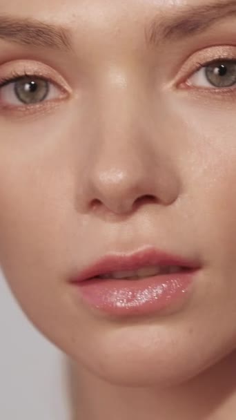 Vertikal Video Skönhetsansikte Hudvård Kosmetologi Ansiktsfriskhet Självsäker Kvinnlig Modell Kvinna — Stockvideo