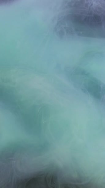 垂直ビデオ 色霧の質感 煙雲だ インクの水 ヘイズ フロー 青い輝く爆発霧浮遊運動アブストラクトアート背景 — ストック動画