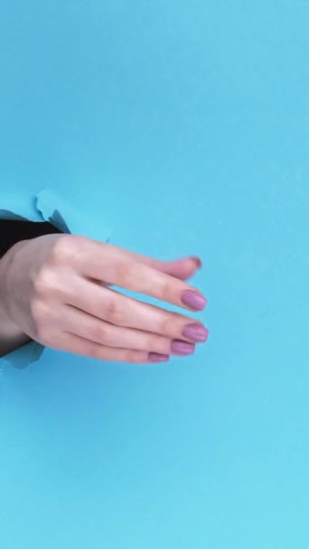 ハリコフ ウクライナ 2020年6月4日 垂直ビデオ ティック トックのアイコン 女性フォロワー手内側画期的な紙穴受け入れるモバイルアプリロゴ上の青引き裂かれた空のスペースの背景 — ストック動画