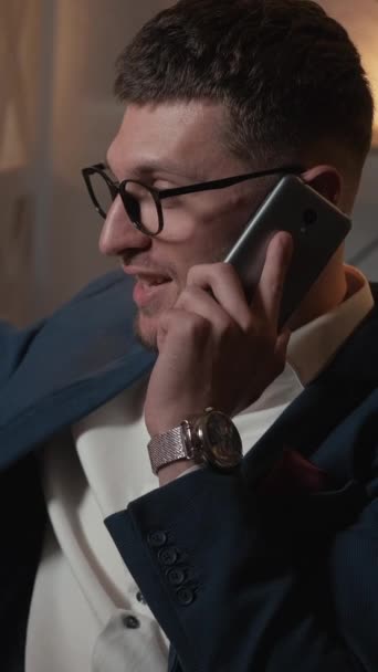 Vertikální Video Mobilní Komunikace Šťastný Obchodník Uklidni Usmívající Elegantní Chlap — Stock video