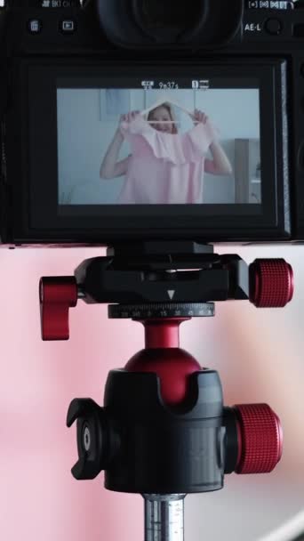 Κάθετο Βίντεο Δείχνουν Ρούχα Βιντεοσκόπηση Συμβουλές Μόδας Χαρούμενη Παιχνιδιάρα Νεαρή — Αρχείο Βίντεο