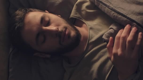 Vídeo Vertical Estrés Pesadilla Problemas Para Dormir Noche Inquieta Hombre — Vídeo de stock