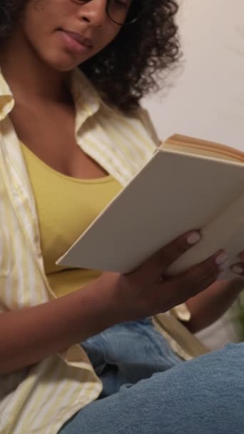 Vertikales Video Buchfreizeit Lesende Frau Heimatwochenende Friedliches Weibchen Genießt Interessanten — Stockvideo