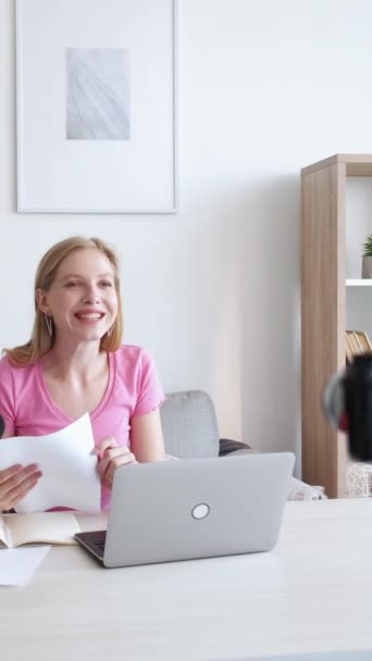 Vídeo Vertical Grabación Vlog Contenido Didáctico Lección Pronunciación Mujer Amable — Vídeo de stock