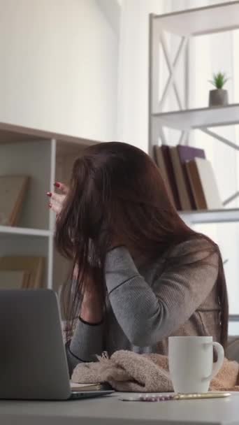 Vídeo Vertical Doença Viral Mulher Doente Reunião Online Sentindo Mal — Vídeo de Stock