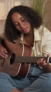 Dikey video. Gitar kursu. İnternet müzik dersi. Yaratıcı hobi. Evde dizüstü bilgisayarda telli çalgı çalan ilham verici kadın gitarist..