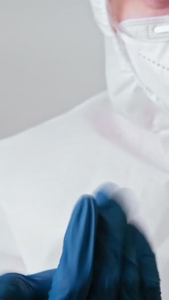 Вертикальное Видео Лаборант Вакцинация Коронавирусом Медсестра Белой Руке Перчатке Указывает — стоковое видео