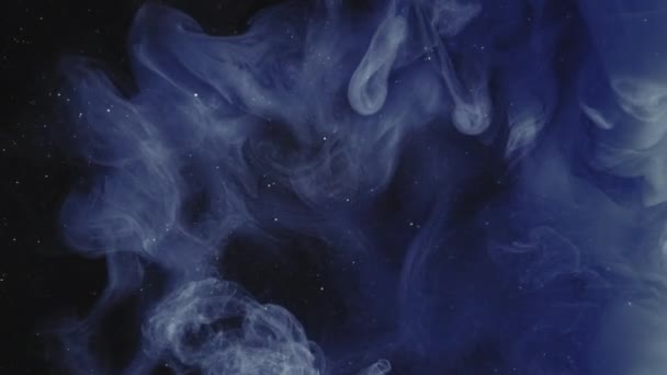 ペイントスプラッシュ 星の雲 インクの水 魔法の夜空 青い色のキラキラチリ粒子霧が広がる動きにダーク抽象アートのオープナー背景 — ストック動画