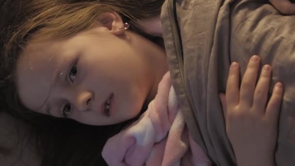 Vertikales Video Kinderbettangst Nächtlicher Terror Angst Verängstigt Verstörtes Kleines Mädchen — Stockvideo