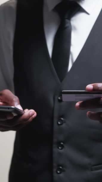 Вертикальное Видео Мобильный Банкинг Электронная Сделка Защита Персональных Данных Неузнаваемый — стоковое видео