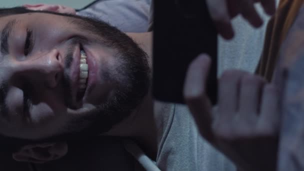 Vertikales Video Mobiler Film Gadget Nacht Virtuelle Unterhaltung Amüsiert Entspannter — Stockvideo