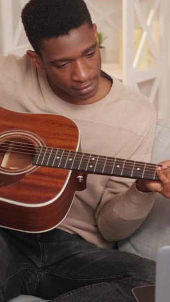 Vídeo Vertical Curso Guitarra Clase Música Por Internet Diligente Joven — Vídeos de Stock