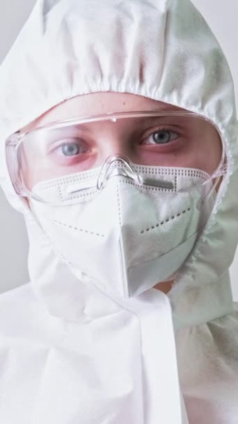 垂直ビデオ 感染症だ 生物危険水だ 汚染リスクだ 顔マスク保護カバースーツの女性研究室の専門家女性 — ストック動画