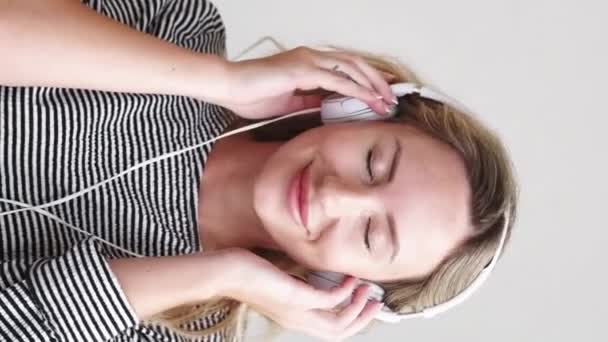 Vídeo Vertical Música Agradable Mujer Inspirada Sonido Estéreo Feliz Señora — Vídeos de Stock