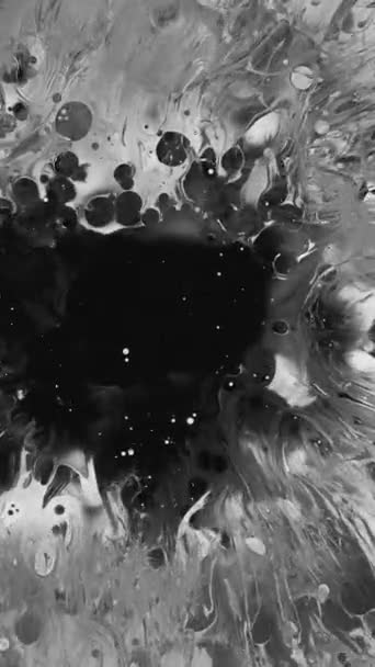 垂直录像 黑油飞溅 深色湿点漂浮肮脏斑斑油漆蔓延液体漂浮抽象动态背景 — 图库视频影像
