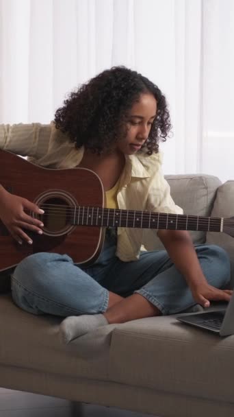 Pionowe Wideo Szkoła Muzyczna Online Lekcja Gry Gitarze Zdalna Nauka — Wideo stockowe