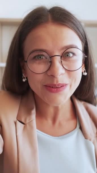Video Vertikal Isi Vlog Pengaruh Streaming Happy Ekspresif Tersenyum Wanita — Stok Video