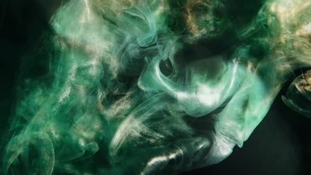 墨水水 闪光的液体 水下飞溅 完全无效 绿色金色闪亮的尘埃烟雾漂浮在漆黑的黑色抽象背景上 — 图库视频影像