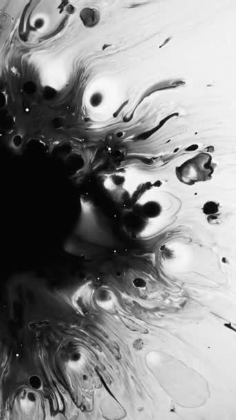 垂直ビデオ インクスプラッシュ 油汚れ 黒い油のスパッタが黒い液体を広げて浮動小数点の水の渦抽象的な動的背景 — ストック動画