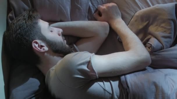 Vertikales Video Schlafstörungen Nächtliche Schlaflosigkeit Ruheproblem Besorgter Mann Wirft Sich — Stockvideo