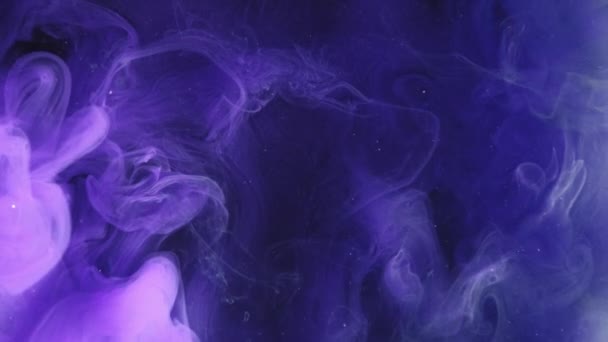 煙が出る ペイントスプラッシュ インクの水が落ちる 嵐の空 青紫色の輝きダスト粒子ダーク抽象美術の蒸気の動きが背景を明らかに — ストック動画