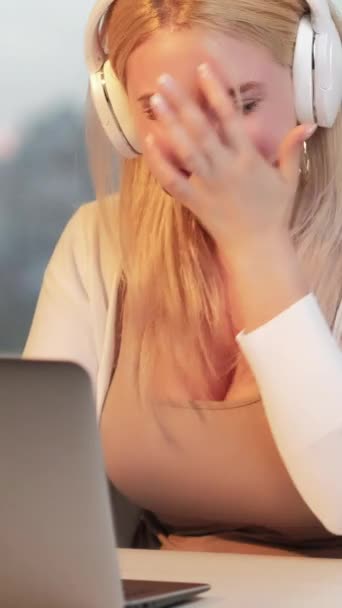 Vídeo Vertical Llamada Por Internet Comunicación Línea Emocionada Mujer Rubia — Vídeo de stock