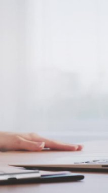Dikey video. İş belgeleri. Bilgisayar kontrol listesi. Kadın yönetici elleri ofis işyerindeki dizüstü bilgisayarda veri kaydetmek için pano projesinde çalışıyor..