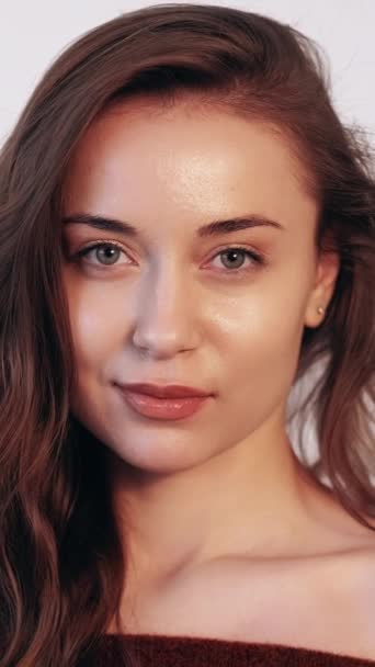 Vidéo Verticale Geste Étonnement Surprise Publicitaire Discount Nouveauté Jolie Femme — Video