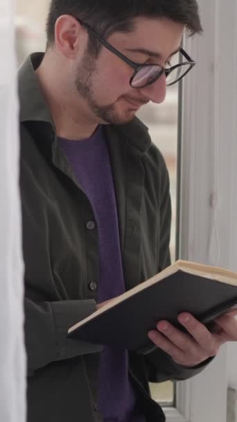 Вертикальне Відео Читання Дозвілля Літературне Хобі Домашній Відпочинок Мрійливий Чоловік — стокове відео