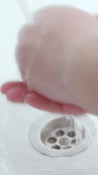 Vertikal Video Rena Händer Bakterieförebyggande Virushygien Kvinna Tvätta Handflator Hud — Stockvideo