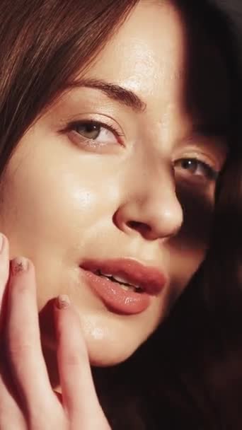 Vidéo Verticale Peau Hydratée Facial Soins Protection Solaire Belle Jeune — Video