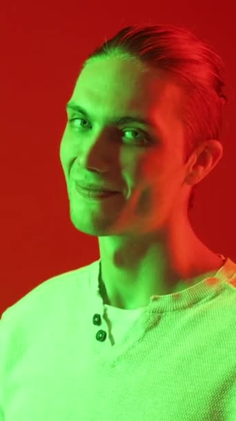 垂直ビデオ ハッシュジェスチャー 男の秘密 静かにして Green Red Color Neon Light Smiling — ストック動画