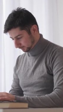 Dikey video. Ofis işi. Laptop araştırması. Programlama geliştiricisi. Ciddi meşgul bir iş adamı, iş yerindeki bilgisayarın dijital pazarlama çalışanı..